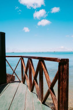 Blue Sky Flowers ve Mother Mary Statue Sahne Sahil Manzaralı Vung Tau Plajı.