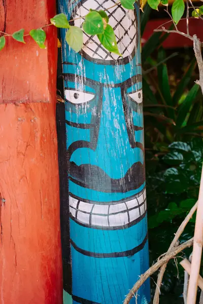 Blue Sky Flowers ve Mother Mary Statue Sahne Sahil Manzaralı Vung Tau Plajı.