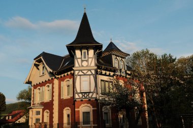 Geleneksel Avrupa binaları ve tarihi evler ve mavi gökyüzünün altındaki ahşap haç direkleri de dahil olmak üzere köy yapıları. Yüksek kalite fotoğraf