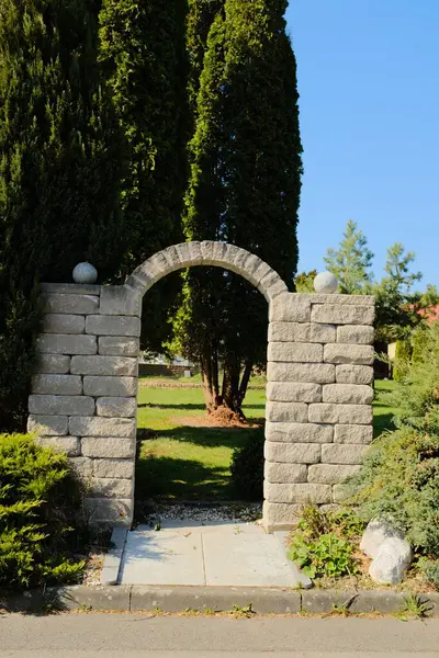 Beyaz paskalya tavşanı heykelleri ve açık gökyüzü altında bahar yeşilliği ile süslenmiş Avrupa köyü bahçesi. Yüksek kalite fotoğraf