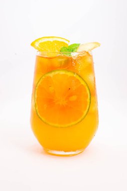 Dilimlenmiş limon ve nane yapraklı ferahlatıcı turuncu narenciye kokteyli beyaz arka planda buzun üzerinde servis edilir. Yüksek kalite fotoğraf