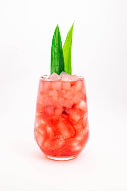 Kırmızıdut kokteyli beyaz zemin üzerinde ezilmiş buz ve yeşil tropikal yapraklarla servis edilir. Yüksek kalite fotoğraf