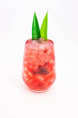 Kırmızıdut kokteyli beyaz zemin üzerinde ezilmiş buz ve yeşil tropikal yapraklarla servis edilir. Yüksek kalite fotoğraf