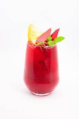 Kırmızı pancar ya da ananas dilimli böğürtlen püresi ve beyaz arka planda şeffaf camla servis edilen naneli garnitür. Yüksek kalite fotoğraf