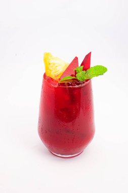 Kırmızı pancar ya da ananas dilimli böğürtlen püresi ve beyaz arka planda şeffaf camla servis edilen naneli garnitür. Yüksek kalite fotoğraf