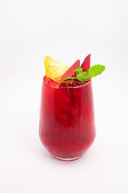 Kırmızı pancar ya da ananas dilimli böğürtlen püresi ve beyaz arka planda şeffaf camla servis edilen naneli garnitür. Yüksek kalite fotoğraf