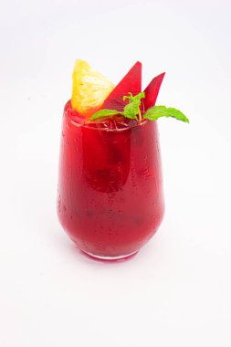 Kırmızı pancar ya da ananas dilimli böğürtlen püresi ve beyaz arka planda şeffaf camla servis edilen naneli garnitür. Yüksek kalite fotoğraf