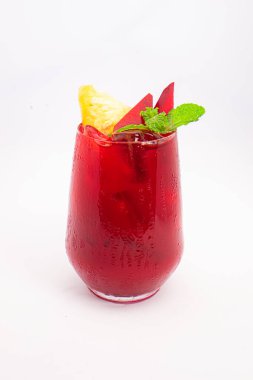 Kırmızı pancar ya da ananas dilimli böğürtlen püresi ve beyaz arka planda şeffaf camla servis edilen naneli garnitür. Yüksek kalite fotoğraf