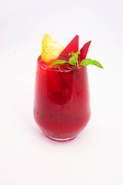 Kırmızı pancar ya da ananas dilimli böğürtlen püresi ve beyaz arka planda şeffaf camla servis edilen naneli garnitür. Yüksek kalite fotoğraf