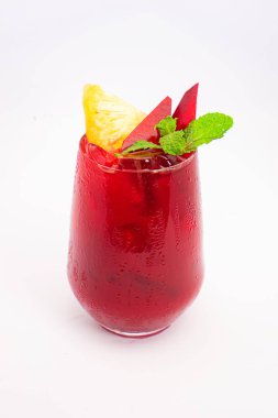 Kırmızı pancar ya da ananas dilimli böğürtlen püresi ve beyaz arka planda şeffaf camla servis edilen naneli garnitür. Yüksek kalite fotoğraf