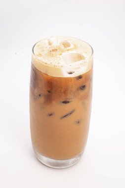 Sütlü ve buzlu kahve, beyaz arka planda köpüklü fotoğraf ile servis edilen uzun, berrak bardakta servis edilir. Yüksek kalite fotoğraf