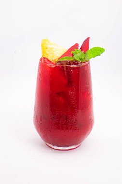 Kırmızı pancar ya da ananas dilimli böğürtlen püresi ve beyaz arka planda şeffaf camla servis edilen naneli garnitür. Yüksek kalite fotoğraf