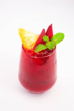 Kırmızı pancar ya da ananas dilimli böğürtlen püresi ve beyaz arka planda şeffaf camla servis edilen naneli garnitür. Yüksek kalite fotoğraf