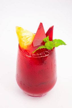 Kırmızı pancar ya da ananas dilimli böğürtlen püresi ve beyaz arka planda şeffaf camla servis edilen naneli garnitür. Yüksek kalite fotoğraf