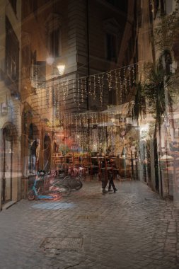 Roma caddelerini gece karanlığında Noel ışıklarıyla süsleyip eski İtalya 'nın şenlikli atmosferine sokacağız. Yüksek kalite fotoğraf
