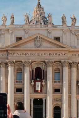 Papa Francisco Urbi ve Orbi Saint Peters Bazilika 'nın kırmızı papalık sancağı ve Vatikan mimarisinin Roma' daki halka açık etkinlik sırasındaki detayları ile yakın çekim görüntüsü