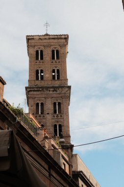 Vatikan şehrinin etrafındaki sokaklar ve nehir kenarları Roma kuleleri köprüler ve parçalı bulutlu gökyüzü altındaki tarihi binalar da dahil. Yüksek kalite fotoğraf