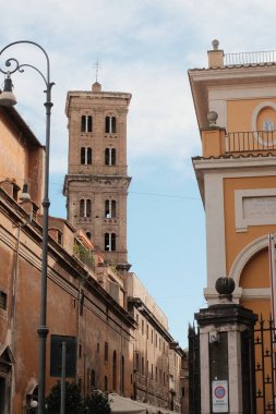 Vatikan şehrinin etrafındaki sokaklar ve nehir kenarları Roma kuleleri köprüler ve parçalı bulutlu gökyüzü altındaki tarihi binalar da dahil. Yüksek kalite fotoğraf