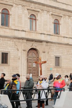 Roma 'da bir grup hacının Katolik ruhani etkinliği veya haccı sırasında tarihi şehir sokaklarında büyük ahşap haçları taşıdığı dini tören alayı. Yüksek kalite fotoğraf