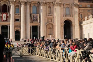 Papa Francisco Urbi ve Orbi Saint Peters Bazilika 'nın kırmızı papalık sancağı ve Vatikan mimarisinin Roma' daki halka açık etkinlik sırasındaki detayları ile yakın çekim görüntüsü