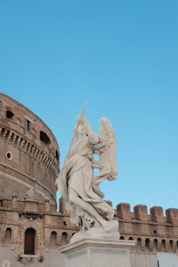 Roma 'daki Ponte Sant Angelo' daki barok melek heykelleri dramatik gökyüzü ve arka planda kültürel yapı ve heykel detaylarıyla klasik Roma mimarisi. Yüksek kalite fotoğraf