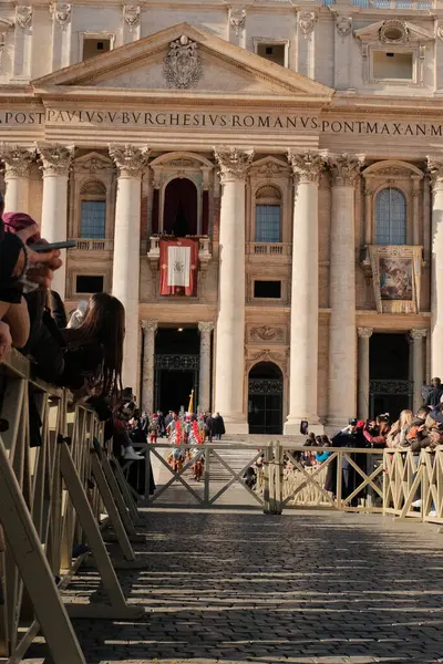 Papa Francisco Urbi ve Orbi Saint Peters Bazilika 'nın kırmızı papalık sancağı ve Vatikan mimarisinin Roma' daki halka açık etkinlik sırasındaki detayları ile yakın çekim görüntüsü