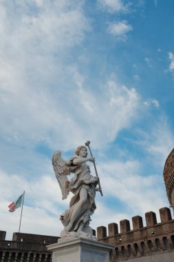 Roma 'daki Ponte Sant Angelo' daki barok melek heykelleri dramatik gökyüzü ve arka planda kültürel yapı ve heykel detaylarıyla klasik Roma mimarisi. Yüksek kalite fotoğraf