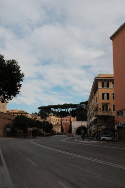 Vatikan şehrinin etrafındaki sokaklar ve nehir kenarları Roma kuleleri köprüler ve parçalı bulutlu gökyüzü altındaki tarihi binalar da dahil. Yüksek kalite fotoğraf