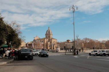 Vatikan şehrinin etrafındaki sokaklar ve nehir kenarları Roma kuleleri köprüler ve parçalı bulutlu gökyüzü altındaki tarihi binalar da dahil. Yüksek kalite fotoğraf