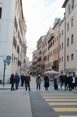 Roma 'daki Castel Sant Angelo ve Ponte Sant Angelo' nun gündüz manzarası Tiber Nehri tarihi mimarisi ve açık mavi gökyüzü boyunca yürüyen turistlerle birlikte. Yüksek kalite fotoğraf
