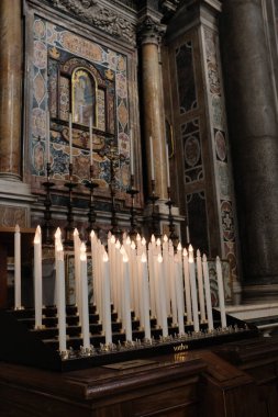 Aziz Peters Bazilikası 'nda yanan beyaz mumlar Vatikan Şehri' ndeki duaların ruhani yansımasını ve sessiz tefekkürü sembolize ediyor. Yüksek kalite fotoğraf