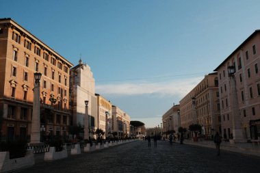 Aziz Peters Bazilikası Vatikan Şehri 'nin sabah manzarası simetrik Rönesans mimarisi turistleri tarihsel tarihi eser üzerinde yürüyorlar. Yüksek kalite fotoğraf