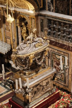 İsa 'nın Roma' da Noel çelenkleriyle süslenmiş Azize Mary Bazilikası 'nın mihrabının altındaki heykel mahzeninde sergilendiği ahır olarak da bilinen kutsal beşiğin kalıntıları.