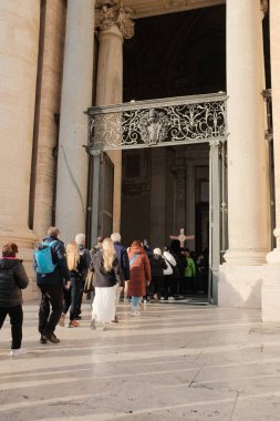 Aziz Peters Bazilikası 'na giren hacılar ve turistler Vatikan' ın kutsal kapısı süslü bronz kapılardan geçerek Kutsal Yıl Kutlaması 'nda kutsal Katolik Kilisesi' nde haç ve ruhani buluşmalarla karşılaşıyorlar.