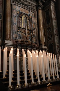 Aziz Peters Bazilikası 'nda yanan beyaz mumlar Vatikan Şehri' ndeki duaların ruhani yansımasını ve sessiz tefekkürü sembolize ediyor. Yüksek kalite fotoğraf