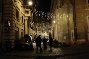 Roma caddelerini gece karanlığında Noel ışıklarıyla süsleyip eski İtalya 'nın şenlikli atmosferine sokacağız. Yüksek kalite fotoğraf
