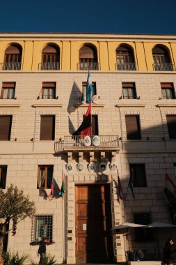 Roma 'daki tarihi hükümet, ulusal ve Avrupa Birliği bayrakları açık mavi gökyüzü resmi mimari dış görünüş altında İtalya' da cephe inşa ediyor. Yüksek kalite fotoğraf