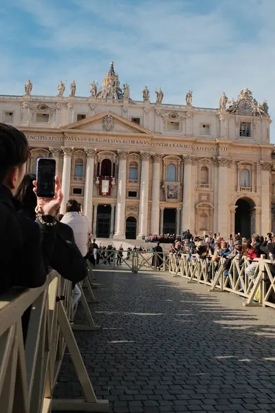 Papa Francisco Urbi ve Orbi Saint Peters Bazilika 'nın kırmızı papalık sancağı ve Vatikan mimarisinin Roma' daki halka açık etkinlik sırasındaki detayları ile yakın çekim görüntüsü