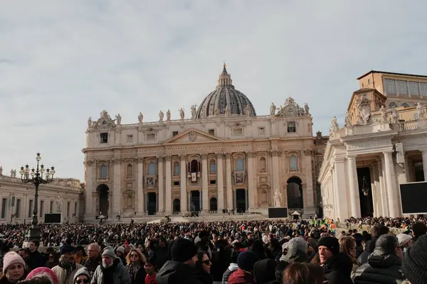 Papa Francisco Urbi ve Orbi Saint Peters Bazilika 'nın kırmızı papalık sancağı ve Vatikan mimarisinin Roma' daki halka açık etkinlik sırasındaki detayları ile yakın çekim görüntüsü
