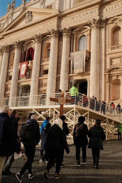 Aziz Peters Bazilikası 'na giren hacılar ve turistler Vatikan' ın kutsal kapısı süslü bronz kapılardan geçerek Kutsal Yıl Kutlaması 'nda kutsal Katolik Kilisesi' nde haç ve ruhani buluşmalarla karşılaşıyorlar.