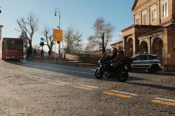 Vatikan Müzesi yakınlarında Roma sokaklarında gezen insanlar yerli halk ve araçlarla güpegündüz Avrupa 'nın kültürel atmosferine sahipler. Yüksek kalite fotoğraf