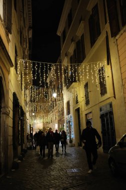 Roma caddelerini gece karanlığında Noel ışıklarıyla süsleyip eski İtalya 'nın şenlikli atmosferine sokacağız. Yüksek kalite fotoğraf