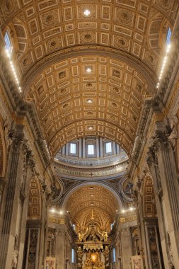 Noel için altın kaplama tavan mermer döşemeleri ve Vatikan 'daki papalık sunağına doğru yürüyen turistlerle süslenmiş Aziz Peters Bazilikası' nın merkez nehri. Yüksek kalite fotoğraf