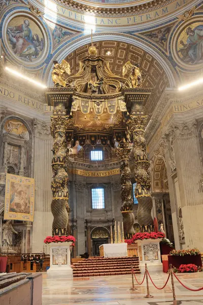 Gian Lorenzo Bernini 'nin tasarladığı Aziz Peters Bazilika Vatikan Şehri' ndeki Papalık Sunağı 'nın üzerindeki süslü Baldachin tepe örtüsünü büyük harflerin altında kırmızı çiçek sütunları ve Latince yazıtlarla süsledi.