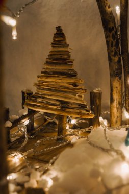 El yapımı Tahta Noel İsa 'nın Doğumu Sahnesi Işıklar ve Çam Ağacı Festivali Dekoru ve Sıcak Dilekler. Yüksek kalite fotoğraf