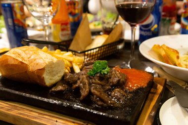 Biftek, Ekmek ve Şarap Mükemmel Bir Parti ve Güzel Yemek Deneyimi olan Şık Restoran. Yüksek kalite fotoğraf
