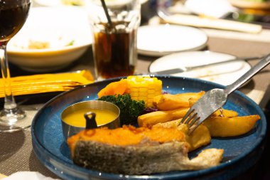 Biftek, Ekmek ve Şarap Mükemmel Bir Parti ve Güzel Yemek Deneyimi olan Şık Restoran. Yüksek kalite fotoğraf