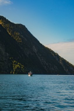Almanya 'da Bavyera' da Konigssee Gölü 'nde, Berchtesgaden Alman Alpleri' nde Beyaz Bot Ormanı Dağı 'nın yanında kilise ve Güneşli Trek gezisi. Yüksek kalite fotoğraf
