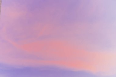 Gün batımında Mavi ve Pembe Gökyüzü ile Binh Kilisesi Huzurlu bir atmosfer Oluşturuyor