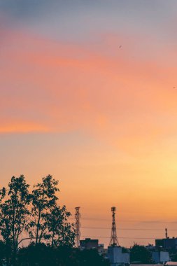 Gün batımında Mavi ve Pembe Gökyüzü ile Binh Kilisesi Huzurlu bir atmosfer Oluşturuyor